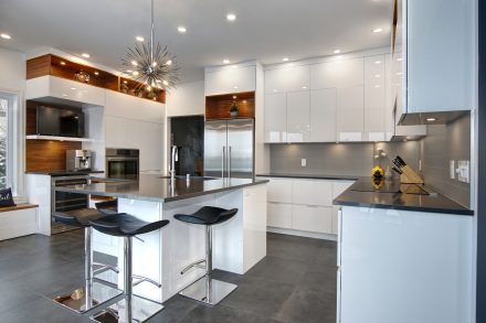 Comptoir de granite gris charcoal dans une cuisine moderne