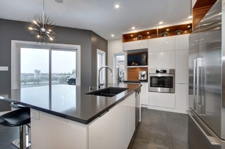 Comptoir de granite gris charcoal dans une cuisine moderne