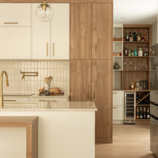 Découvrez une cuisine contemporaine blanche et bois de MACUCINA