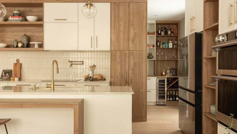 Découvrez une cuisine contemporaine blanche et bois de MACUCINA