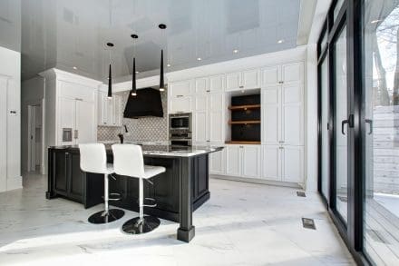 Cuisine classique noire et blanche vue 2