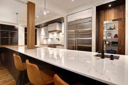 Cuisine classique noir, blanc et bois