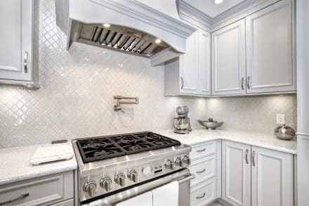 Cuisine classique blanche lumineuse vue 4