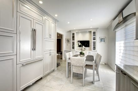 Cuisine classique blanche lumineuse vue 2